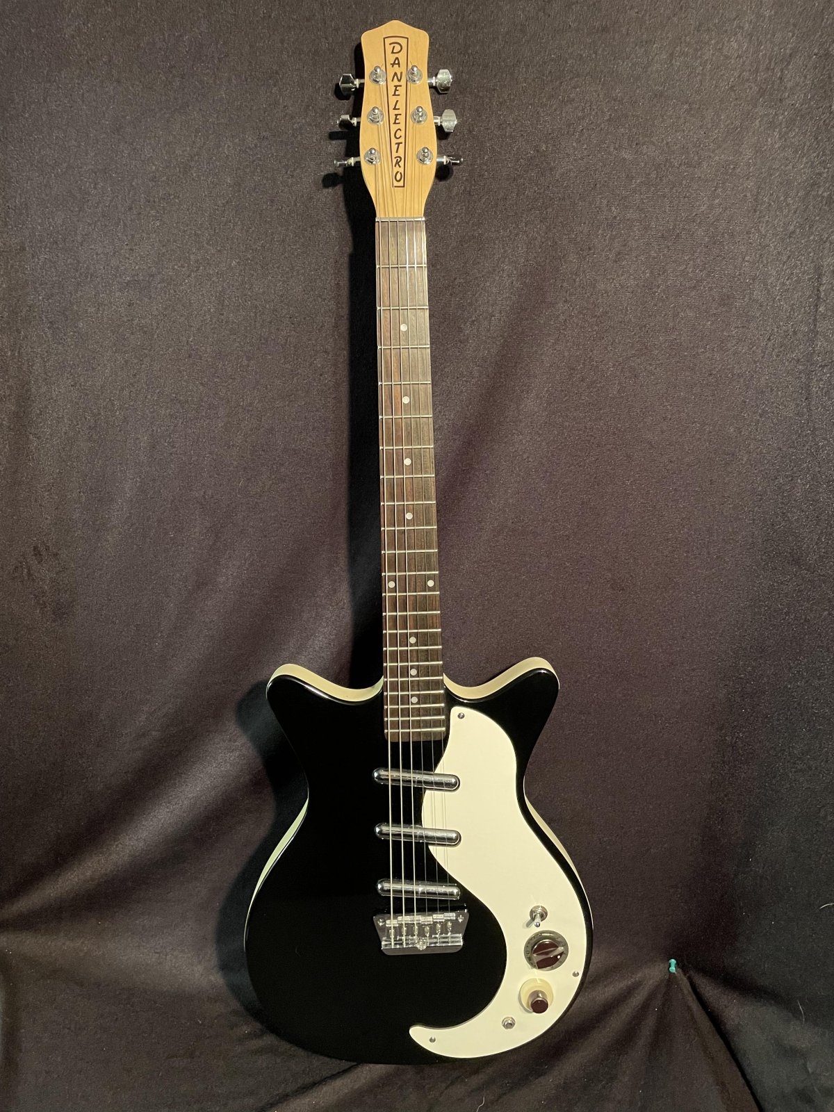 ギター Danelectro DC-3 Danelectro DC-3 Black – Chicago Music Exchange