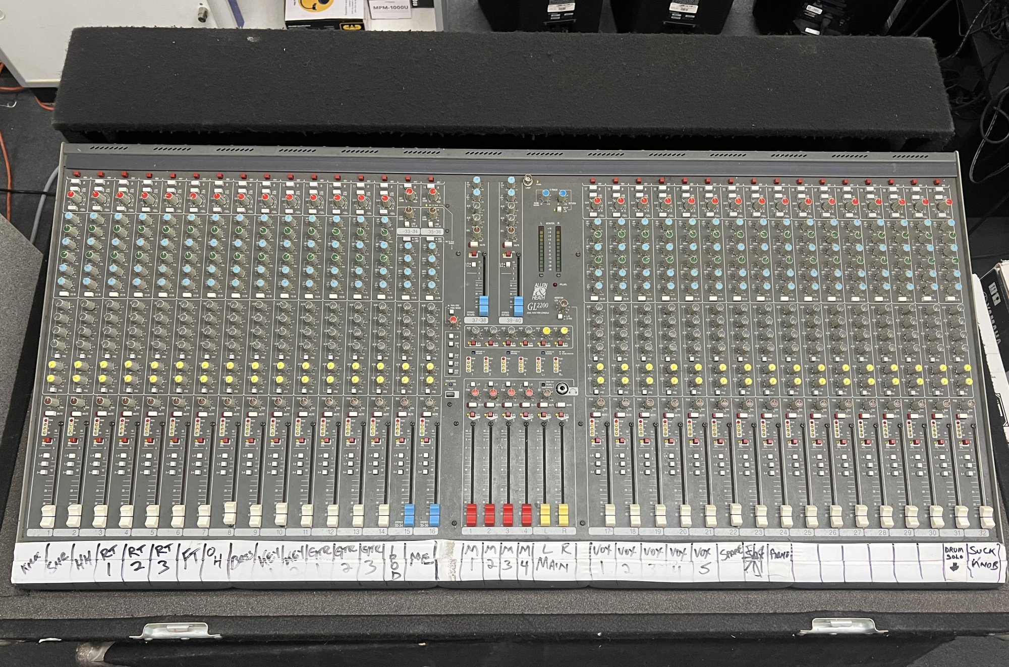 ALLEN & HEATH アナログミキサー GL2200　ハードケース付き Allen and Heath GL2200 32 Channel Mixer With Case