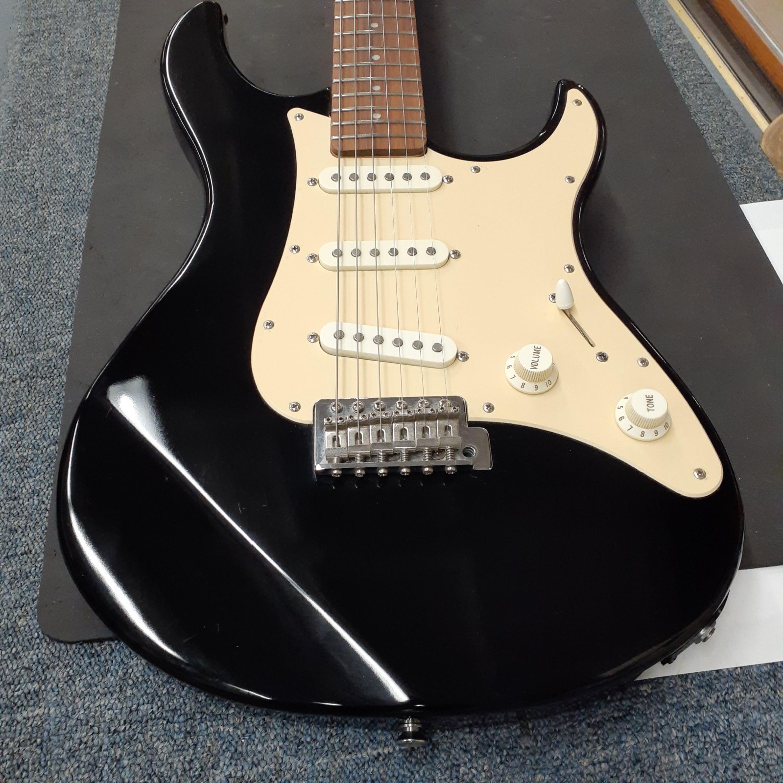 Yamaha EG303 Electric Guitar USED