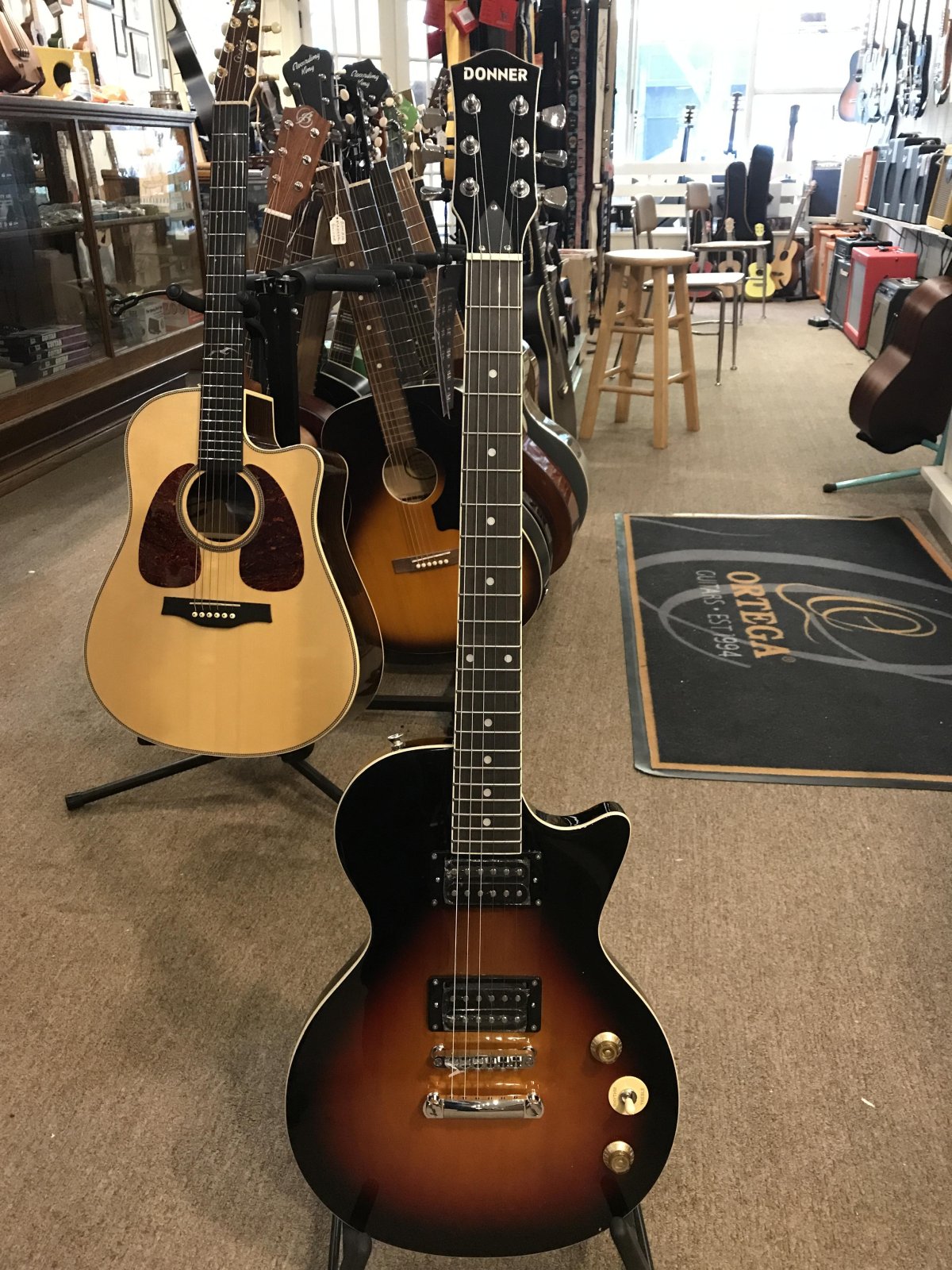 donner-electric-guitar-w-case-sunburst