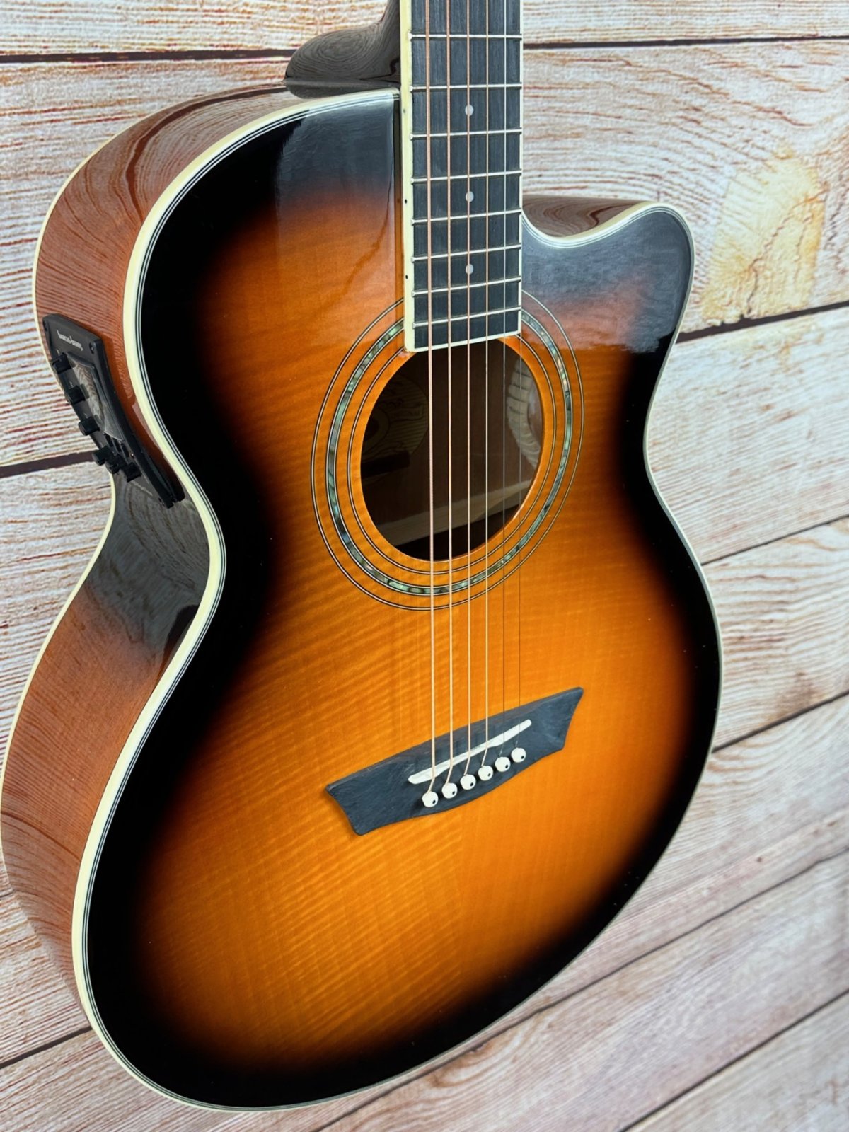 washburn tobacco sunburst D10S Acoustic Guitar making it super comfortable to play for those long gigs or recording sessions Washburn Festival EA15 Mini Jumbo