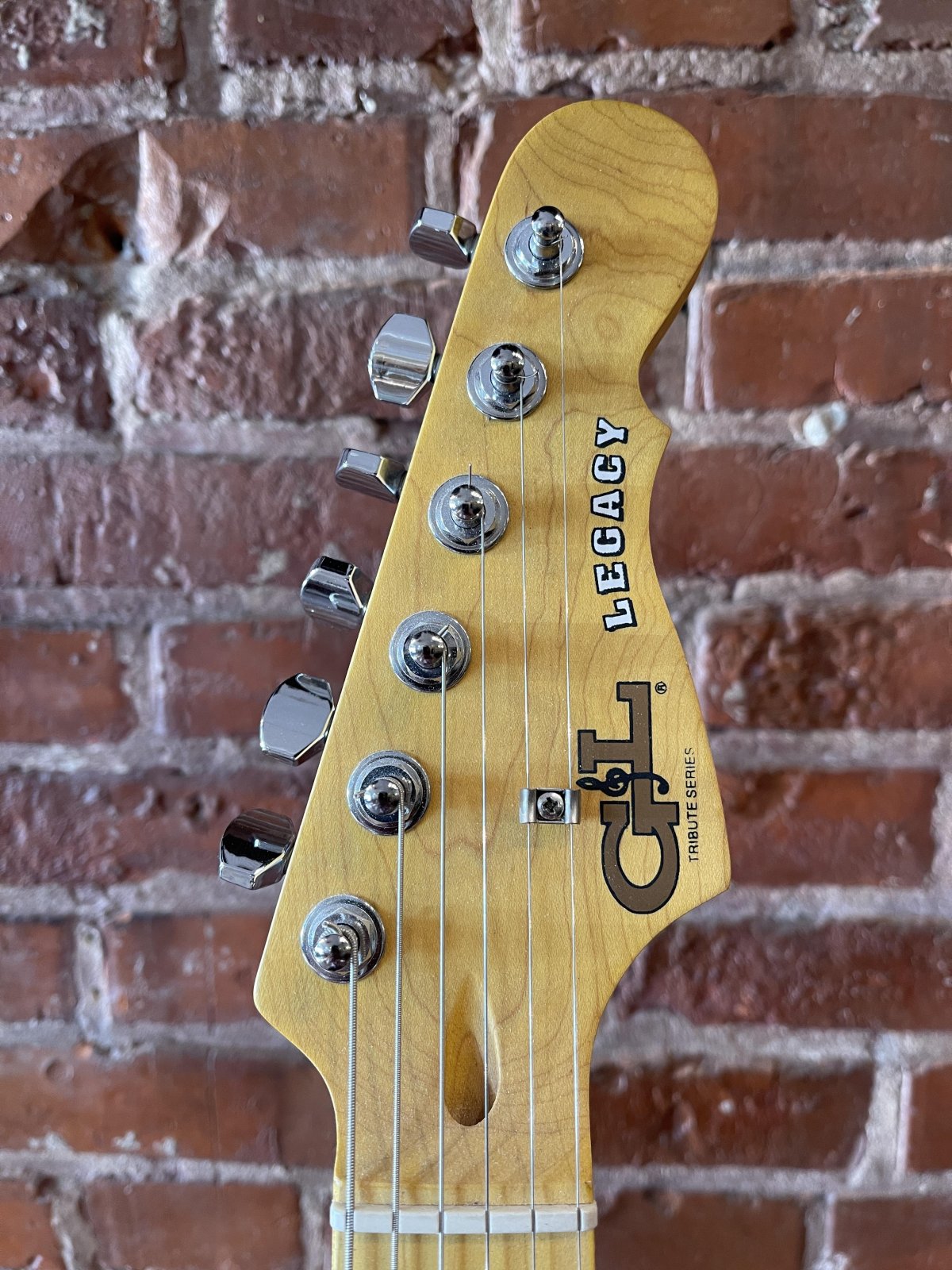 G&L Tribute Series Legacy 3-Tone HSS with Gig Bag