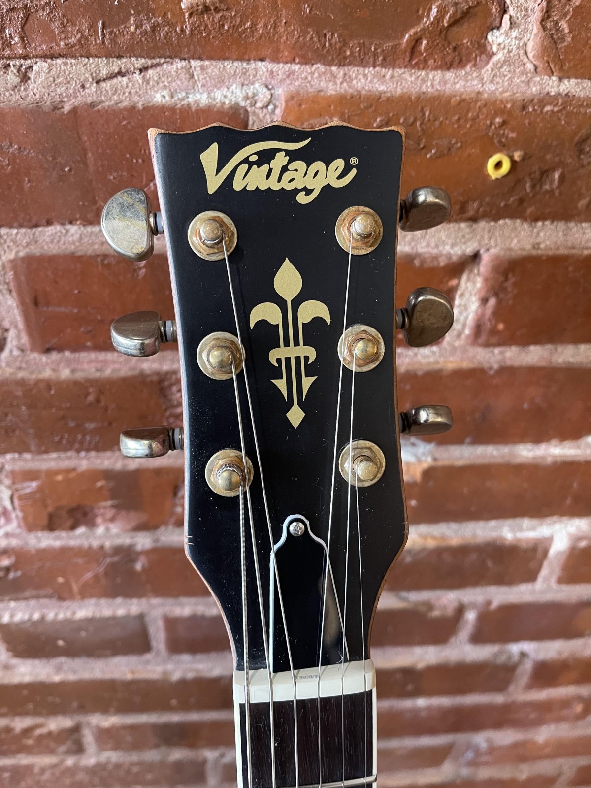 吹付GOLD10、黒10 Vintage V100 ICON Electric Guitar | Distressed HH Gold Top