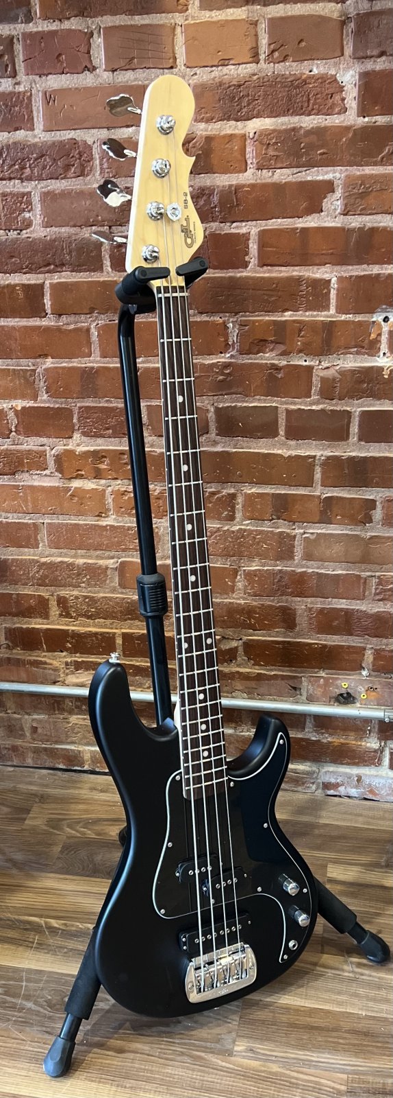 G&L Tribute Series SB-2 Bass Black Satin with Gig bag
