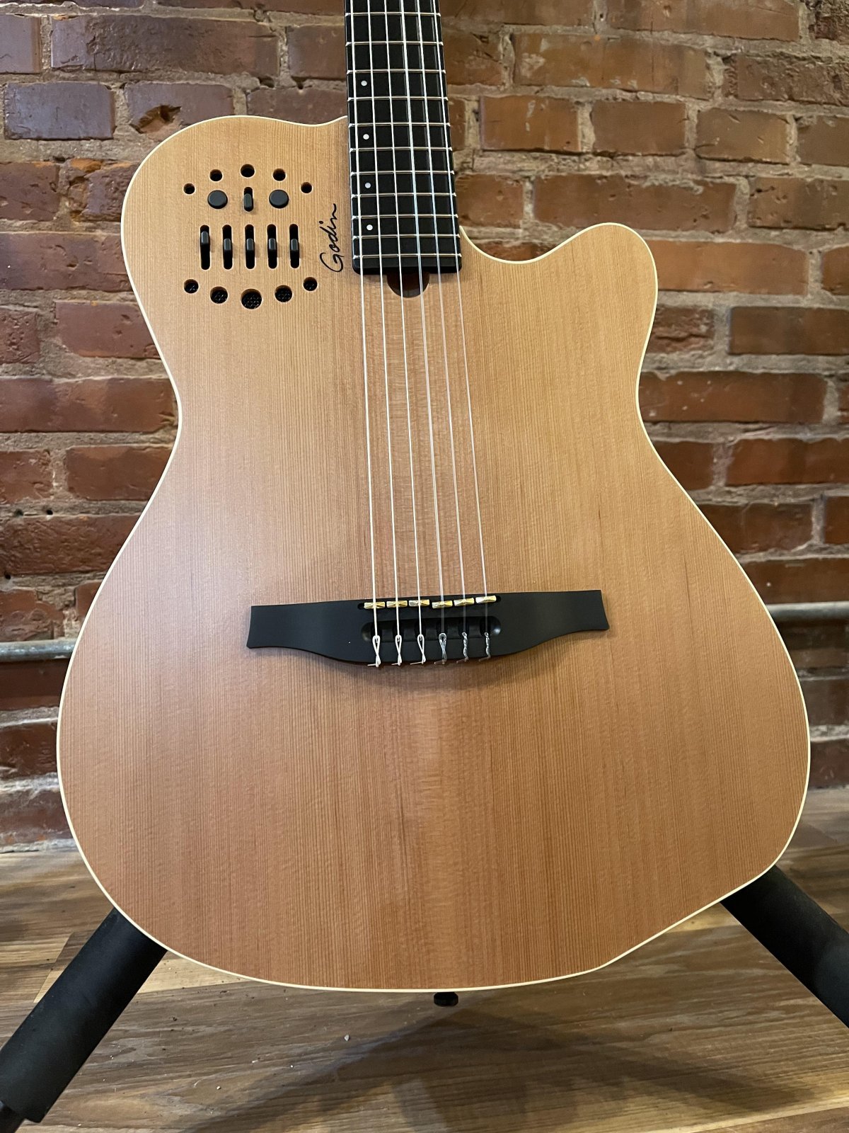 Godin ACS Slim Cedar Natural Nylon String Guitar w/Gig Bag Godin ACS Slim Cedar Natural Nylon String Guitar w/Gig Bag