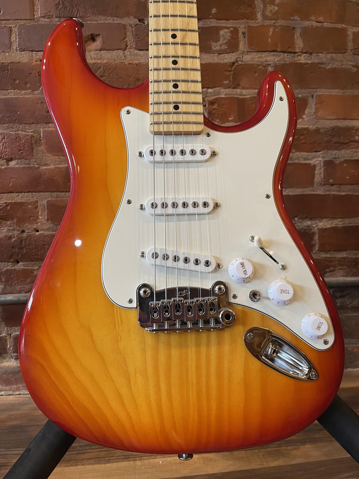 G&L 2021 Fullerton Deluxe S-500 Cherryburst with Gig Bag