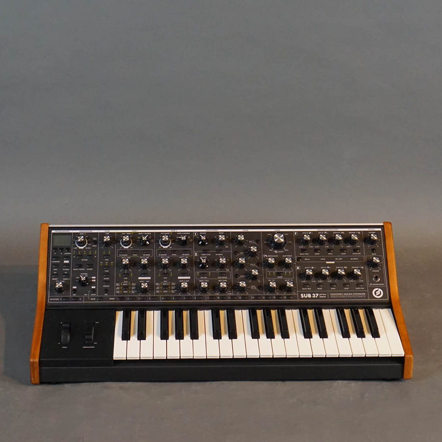 【専用バッグ付き】Moog SUB37 Tribute希少モデル Moog Sub 37 Tribute Edition Demo - YouTube