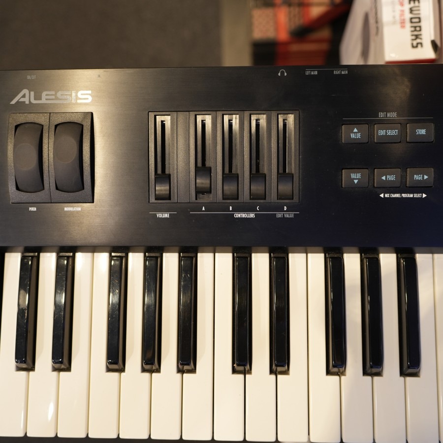 Alesis QS6.1 61-Key Digital Synthesizer/Workstation w/Bag (1999