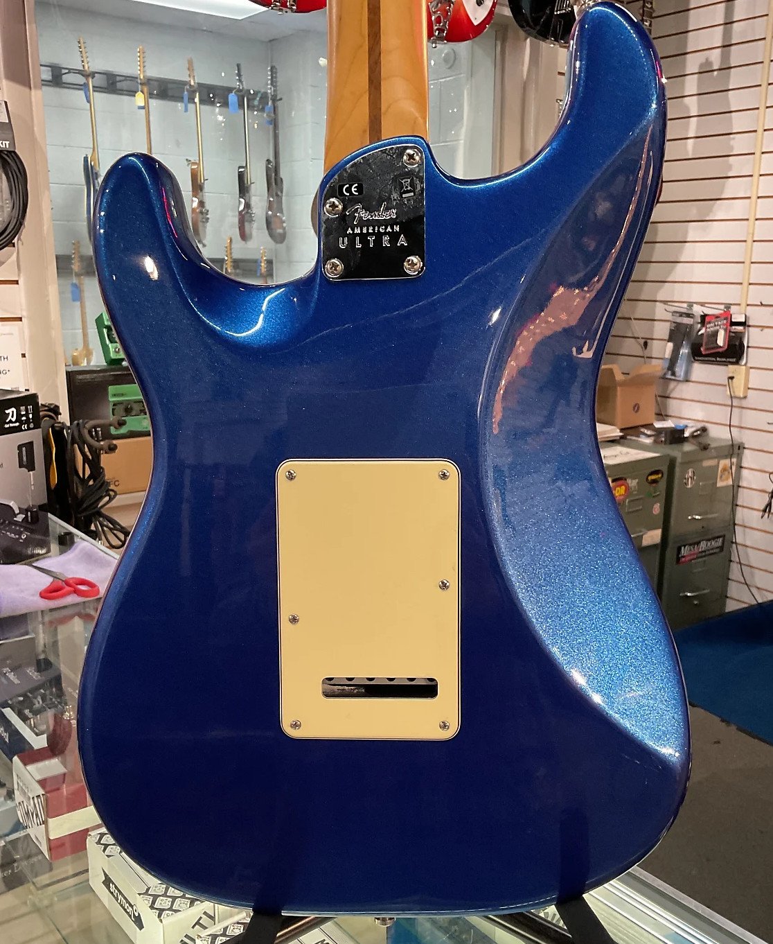 Fender 0118012795 American Ultra Stratocaster, Maple Coral Blue