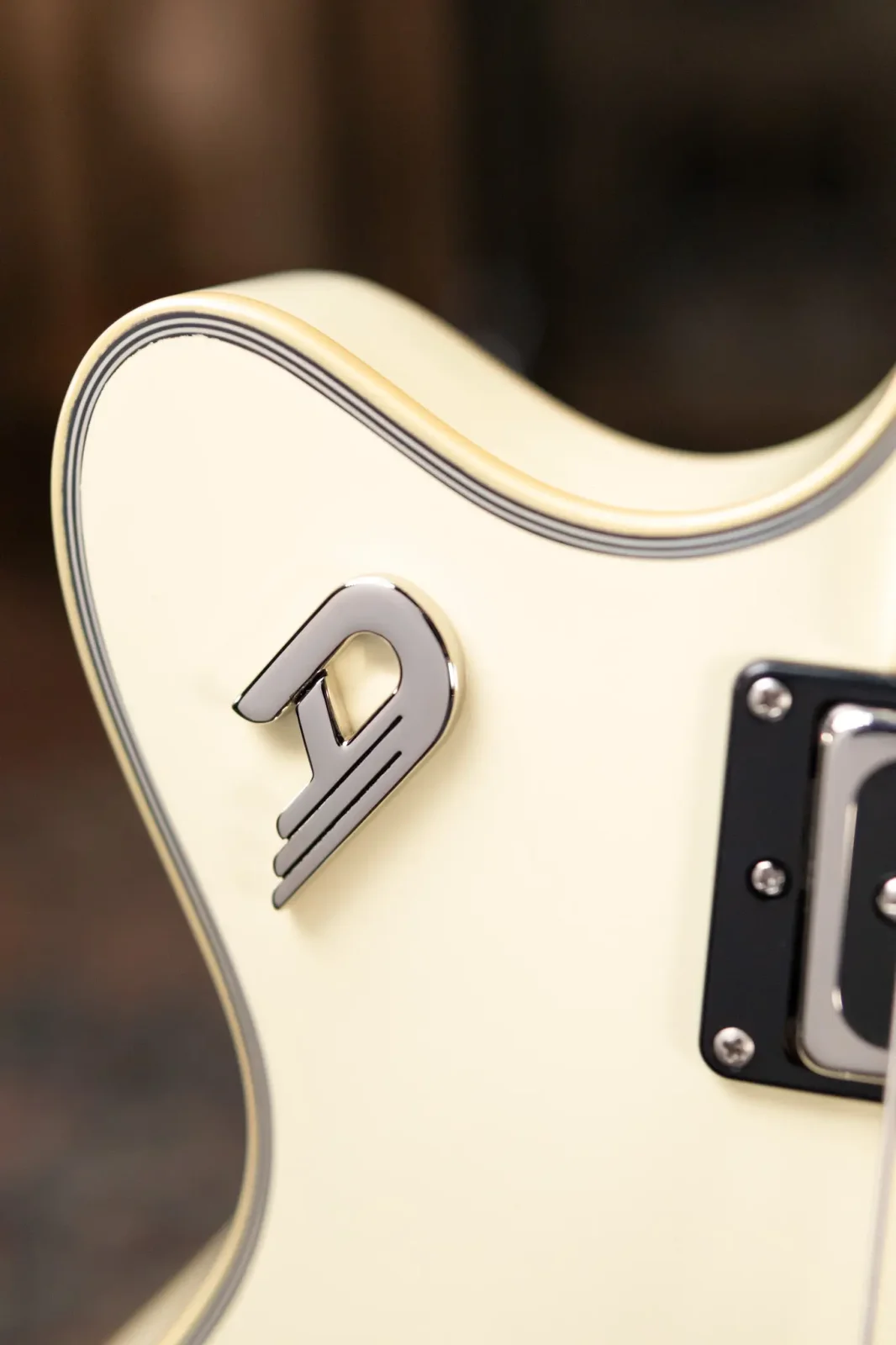 Duesenberg Starplayer TV Fullerton - White with Hardshell