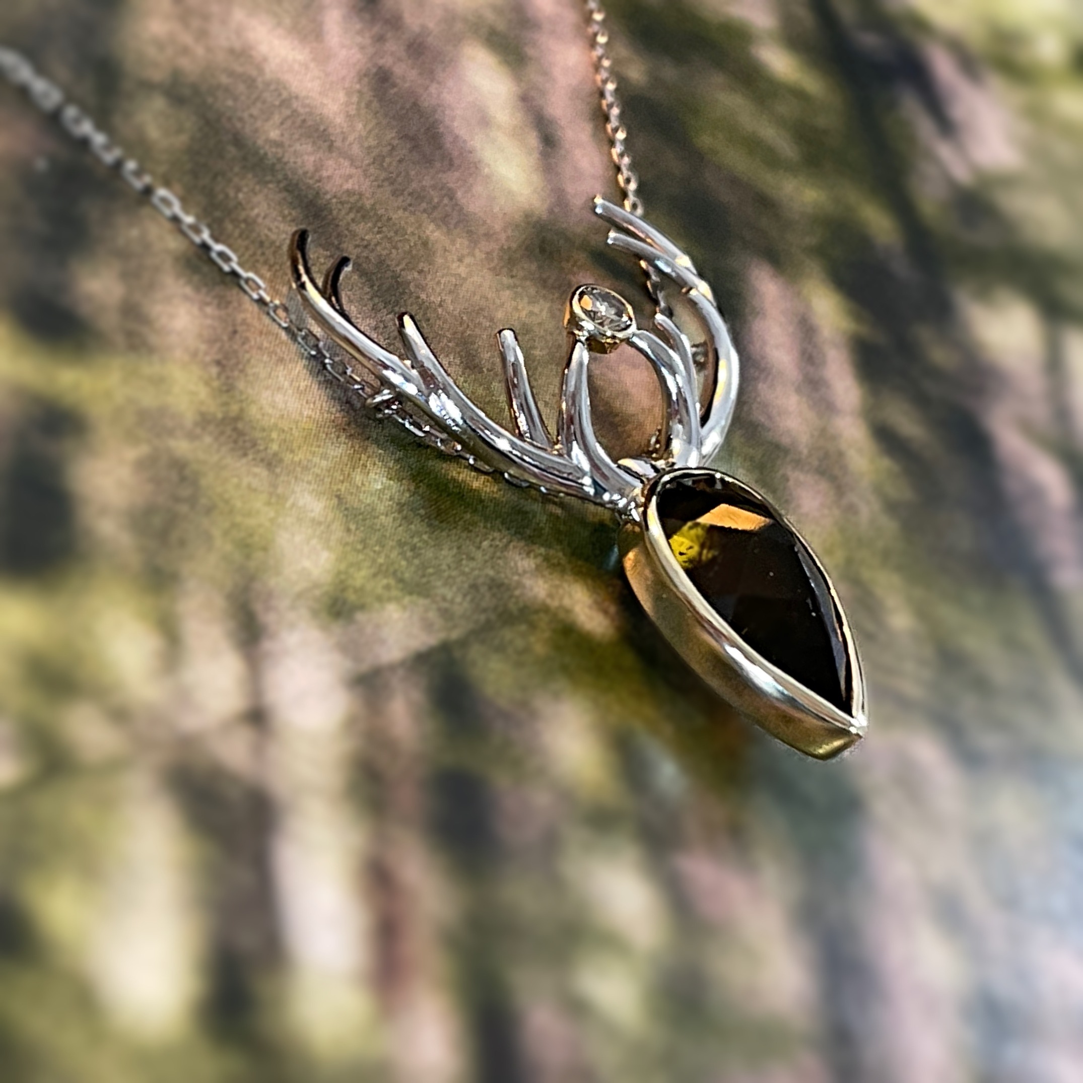 Stunning 10k yellow gold Bezel set Tourmaline Deer with Platinum antlers holding a Champagne Diamond necklace 18in chain
