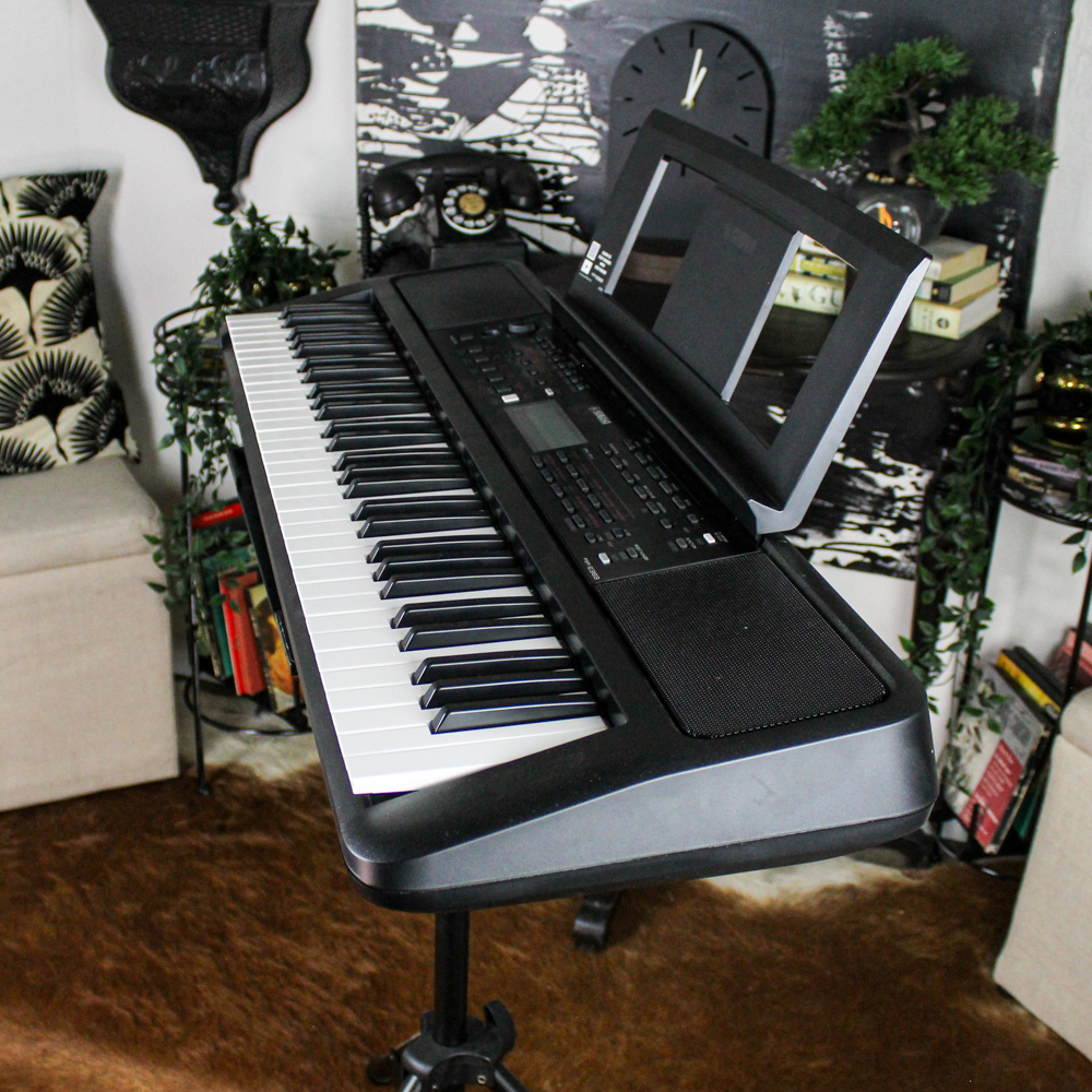 Preowned Yamaha PSR-E383 61-Key Portable Keyboard w/ Roadrunner Case & Sustain Pedal