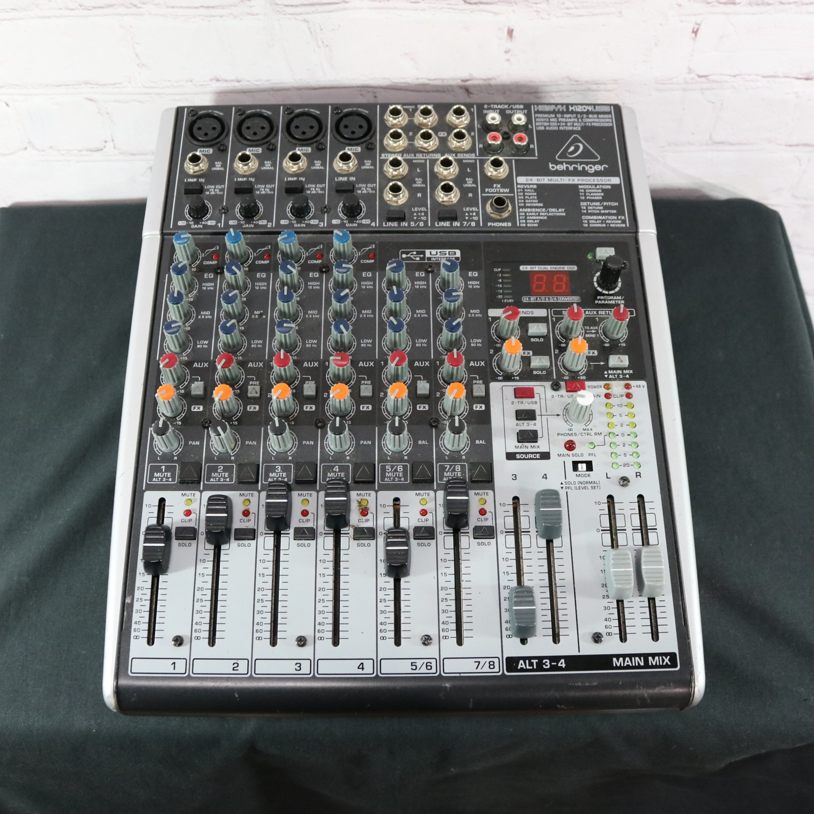 Behringer Xenyx X1204USB Mixer/Amp