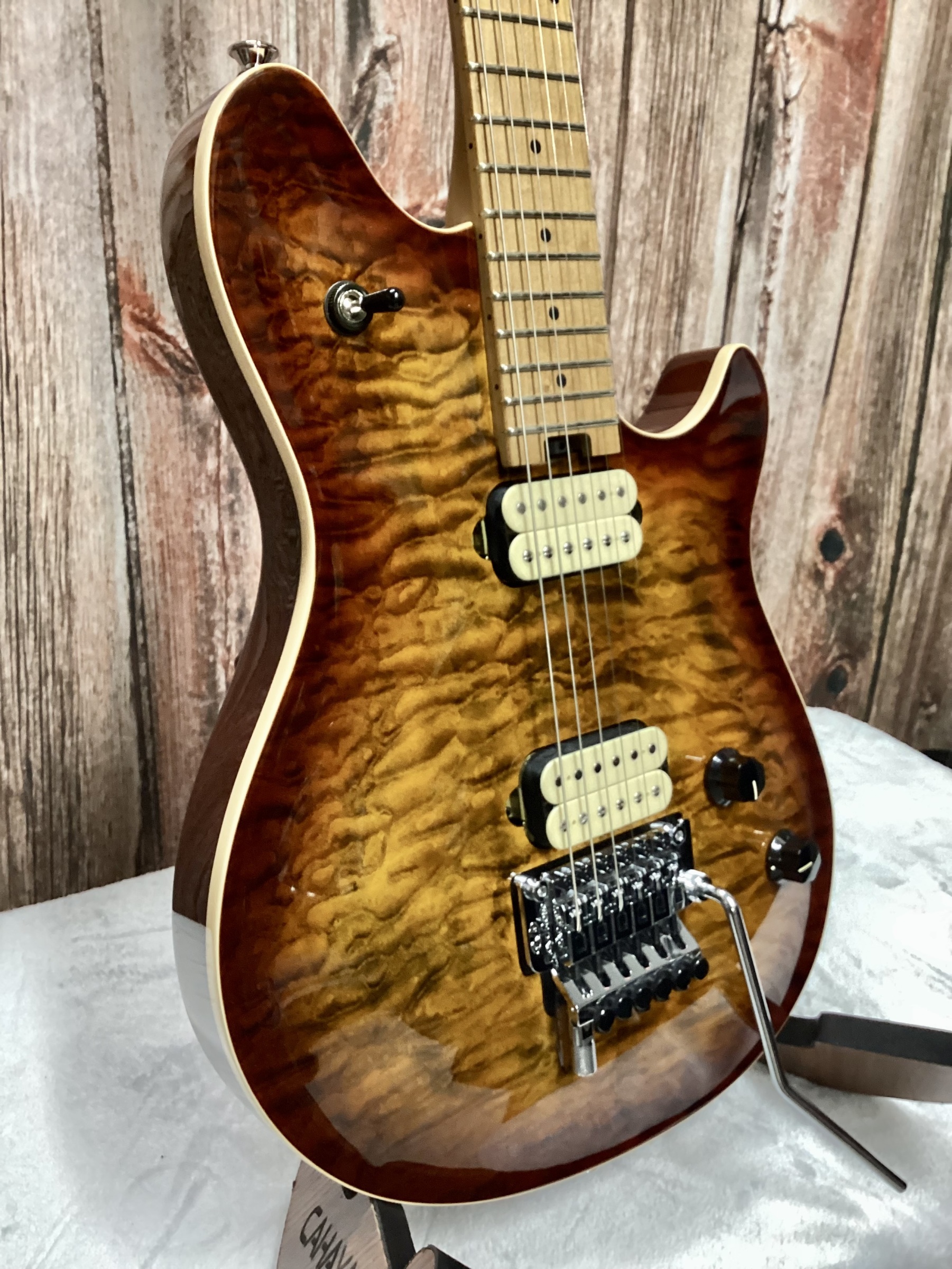 EVH Wolfgang Special QM Tiger Eye Glow - 885978085347
