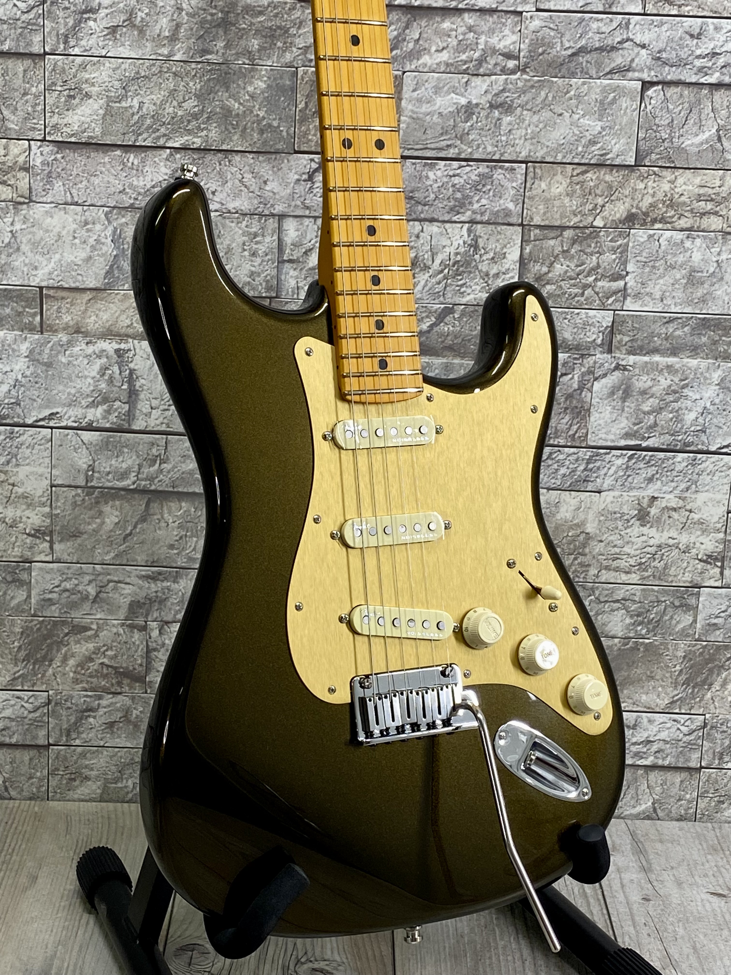 Fender #0118012790 American Ultra Stratocaster - Maple Fingerboard 