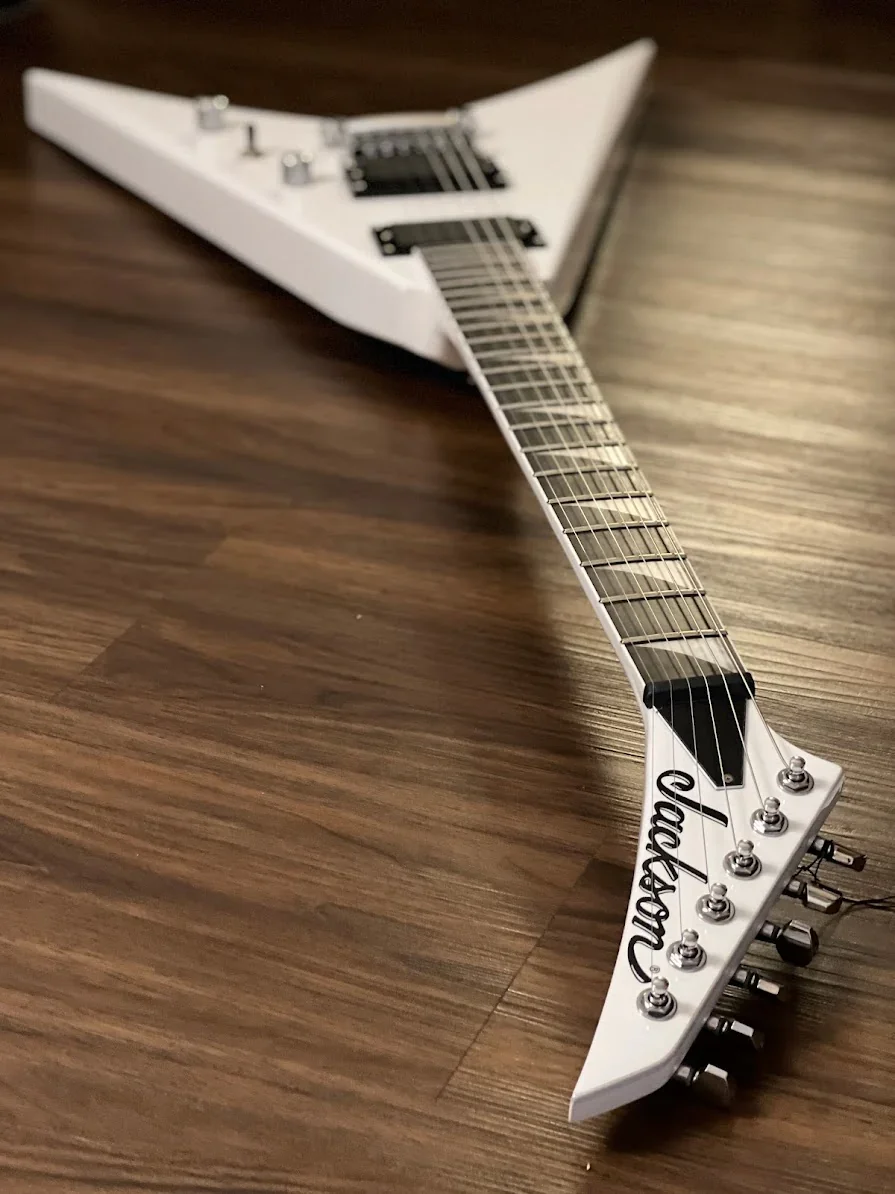 Jackson Pro Series KING V, KVTMG Snow White / Ebony Electric