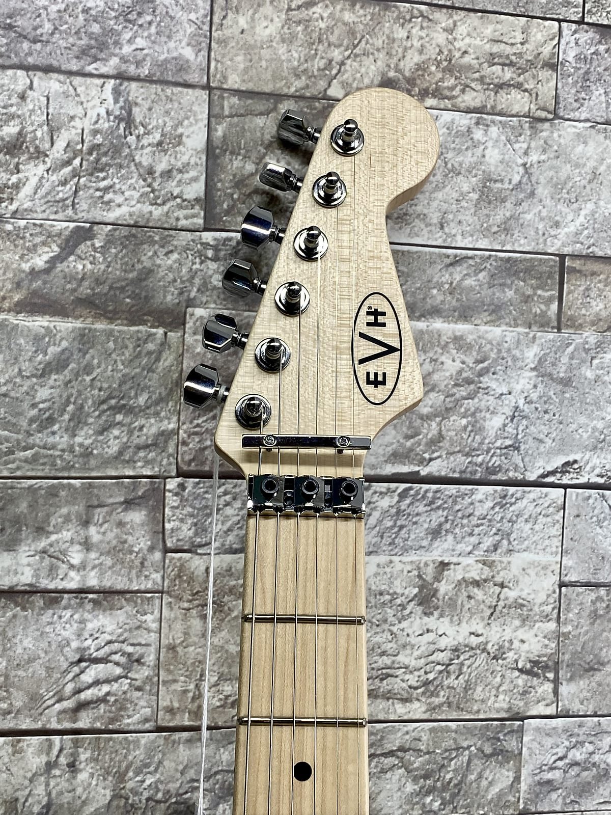 EVH #5107902386 - EVH Striped Series Circles, Maple Fingerboard