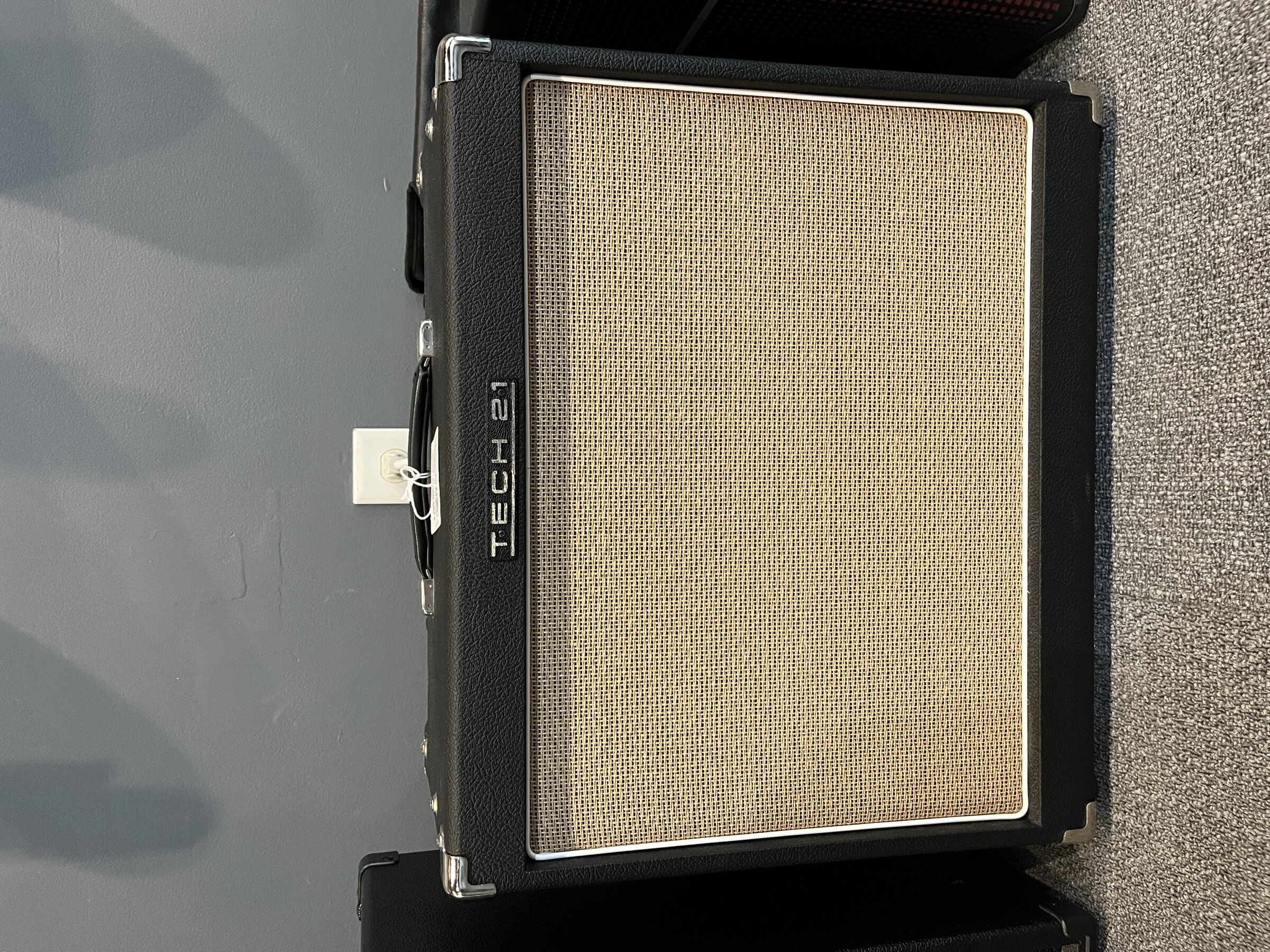 USED Tech 21 Trademark 60 Solid State 60w Guitar Combo Amp w/cover and pedal