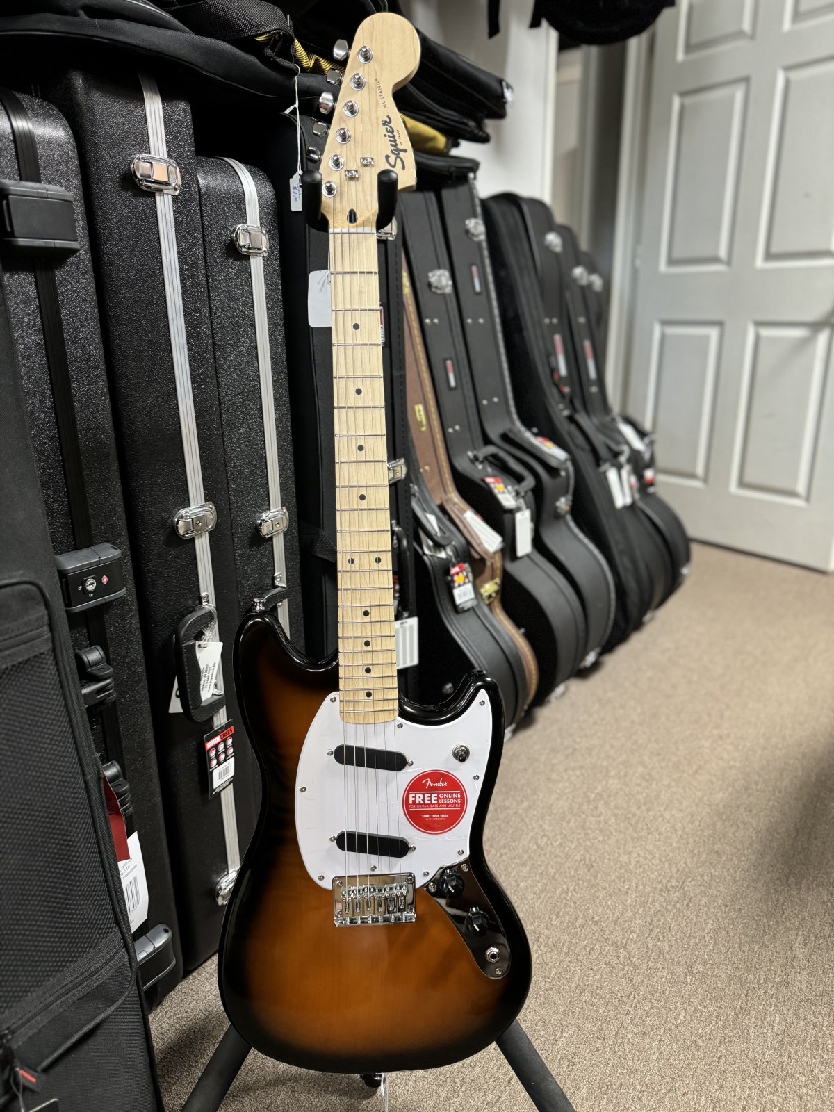 ギター Squier Sonic Mustang 2-Color Sunburst Amazon.com: Squire Sonic Mustang Electric Guitar, 2-Color