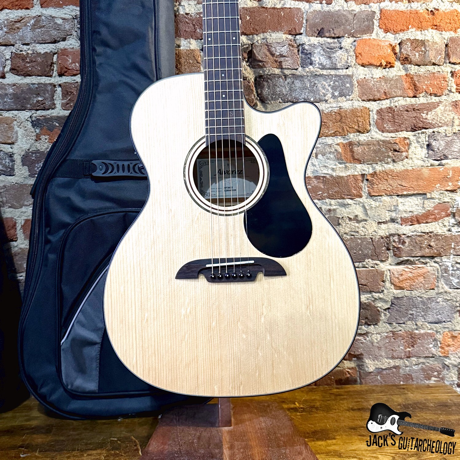 Alvarez Artist Series Acoustic Electric OM/Folk w/ Cutaway, EQ & Tuner w/ GB (2025 - Natural)