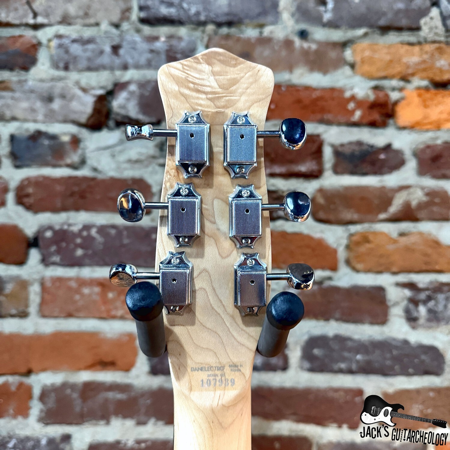08-26 Danelectro Convertible Rubber Bridge Acoustic Electric