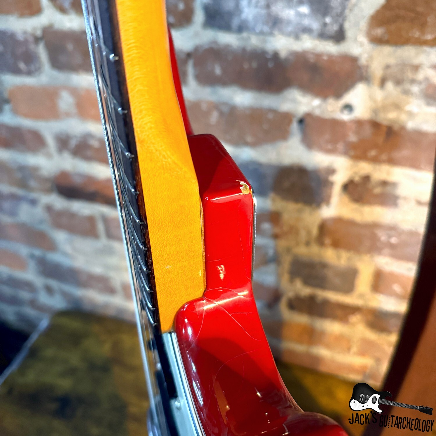 Fender Mustang Electric Guitar w/ HSC, Bridge Cover & Trem Bar