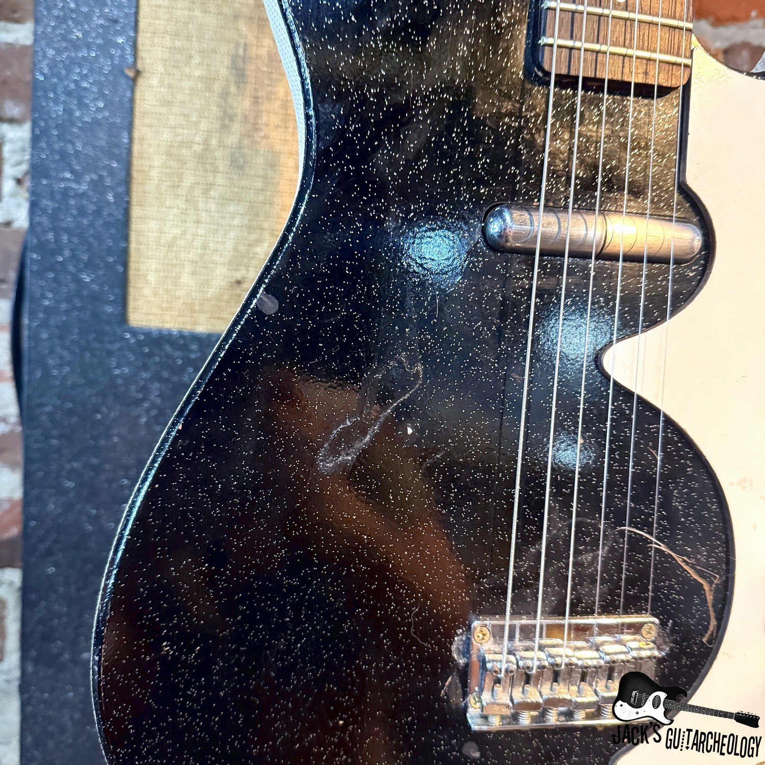 Silvertone 1448 Short Scale Electric Guitar w/ Amp-in Case