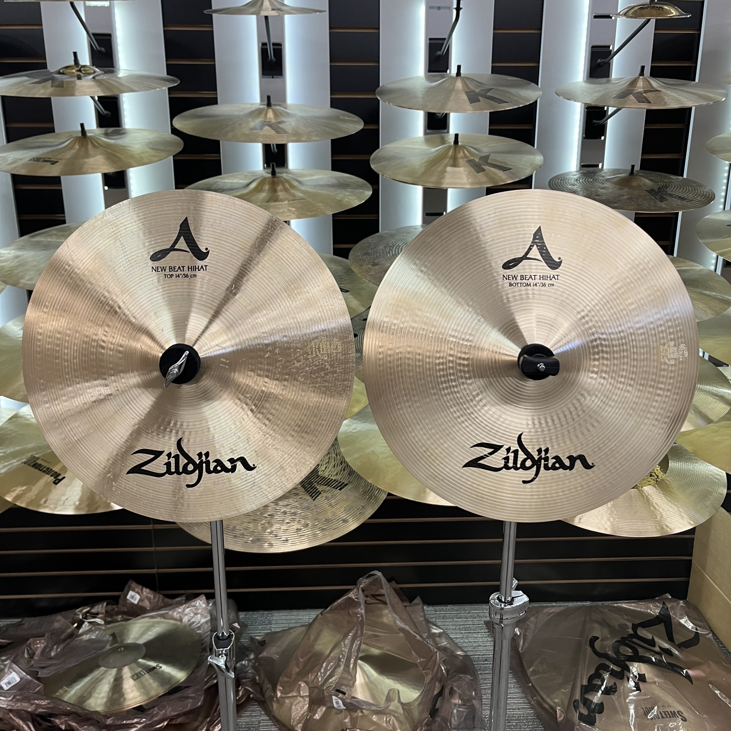 ZILDJIAN A0133 14 A ZILDJIAN NEW BEAT HIHAT PAIR TOP 942G BOTTOM 1413G - FLOOR MODEL