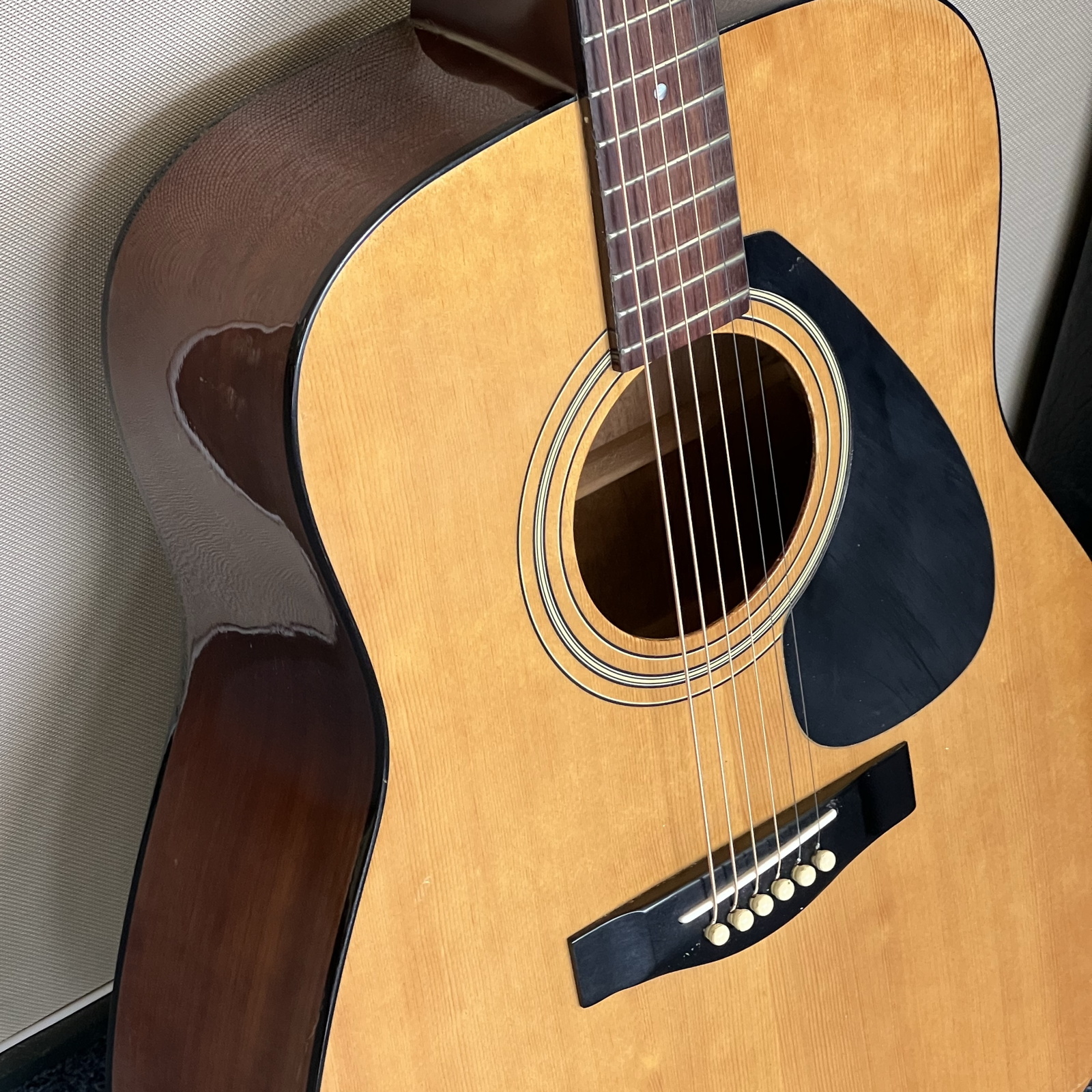 Yamaha FG401 Acoustic Guitar w/case – Used, Very Good Condition