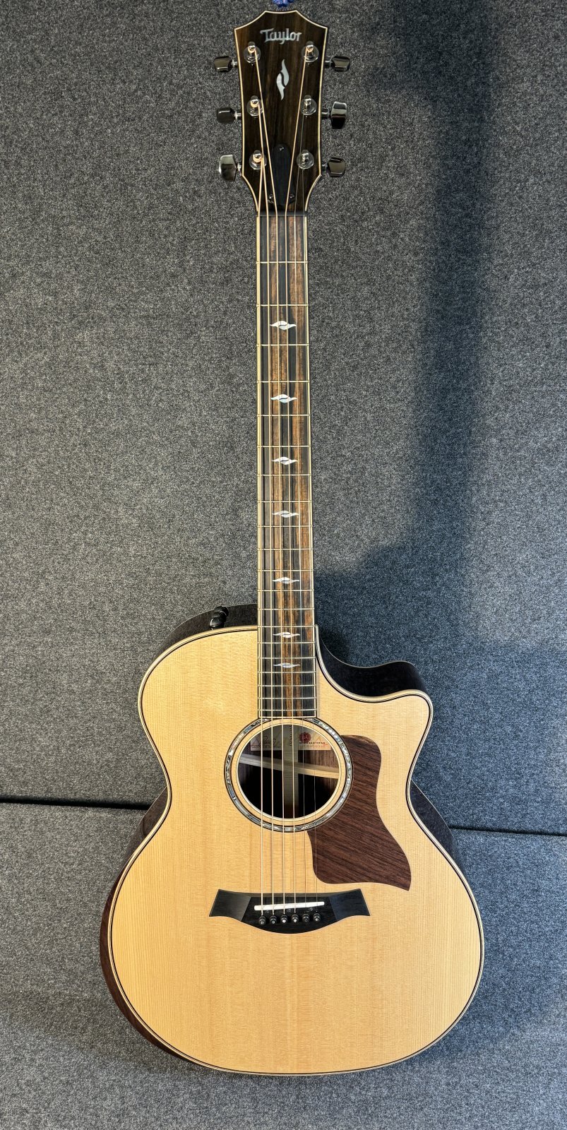 テイラーのギター814ceの案内 814ce Indian Rosewood Acoustic-Electric Guitar | Taylor Guitars