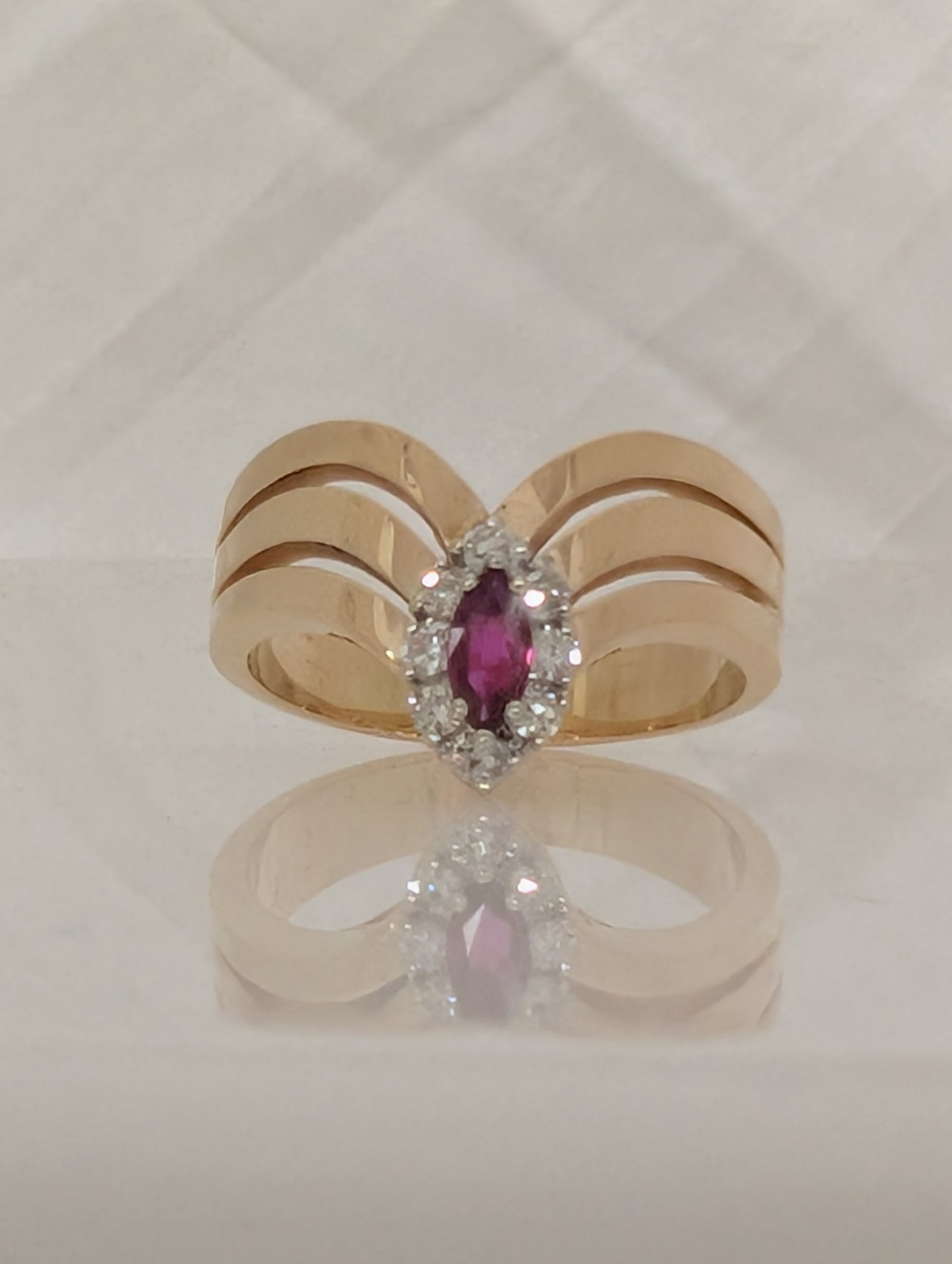 14ky triple chevron ring with diamonds and ruby Size 9.75 ESTATE