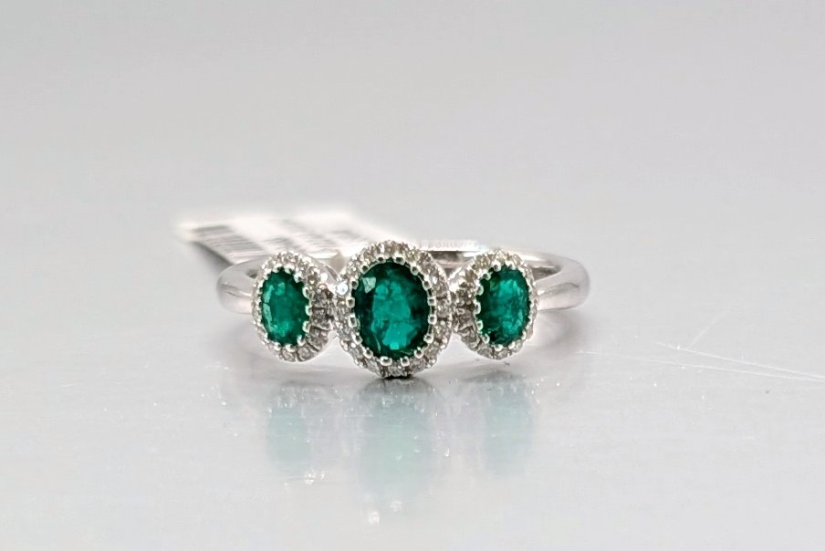 18k White gold oval emerald - 3 stone diamond ring - size 6.5, .54(EM) .15 (dia)
