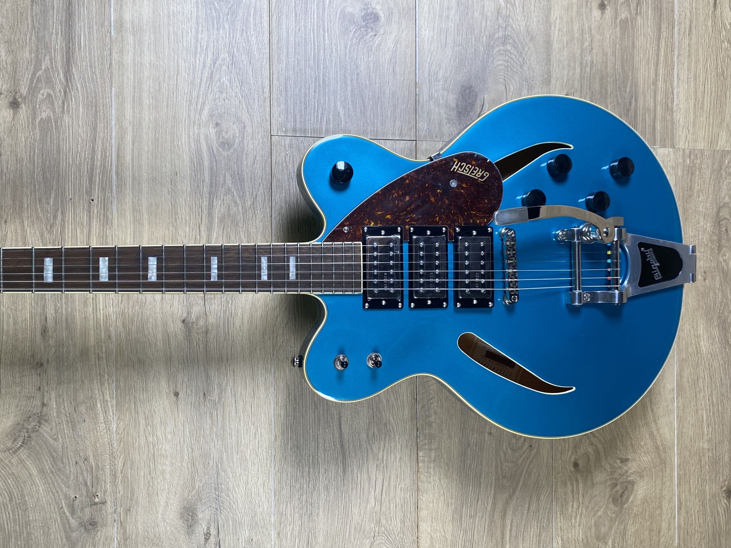 Gretsch G2628 Streamliner Cat-Eye Limited-Edition Center