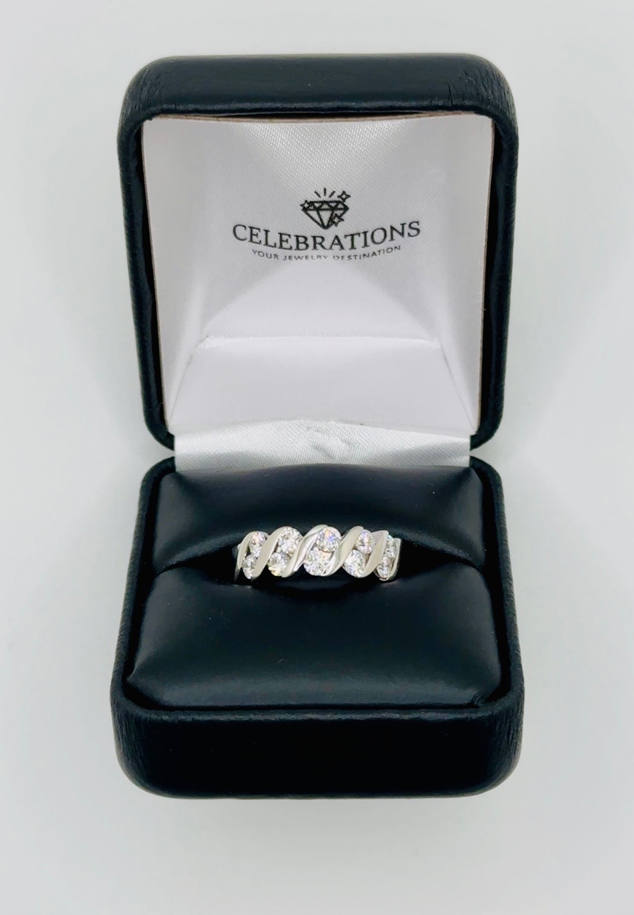 Pre-Loved 14k White Gold Leo 10 stone Diamond Band 1.02 E-F SI1-SI2