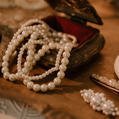 Private jewelry sourcing and curated fine jewelry presentation