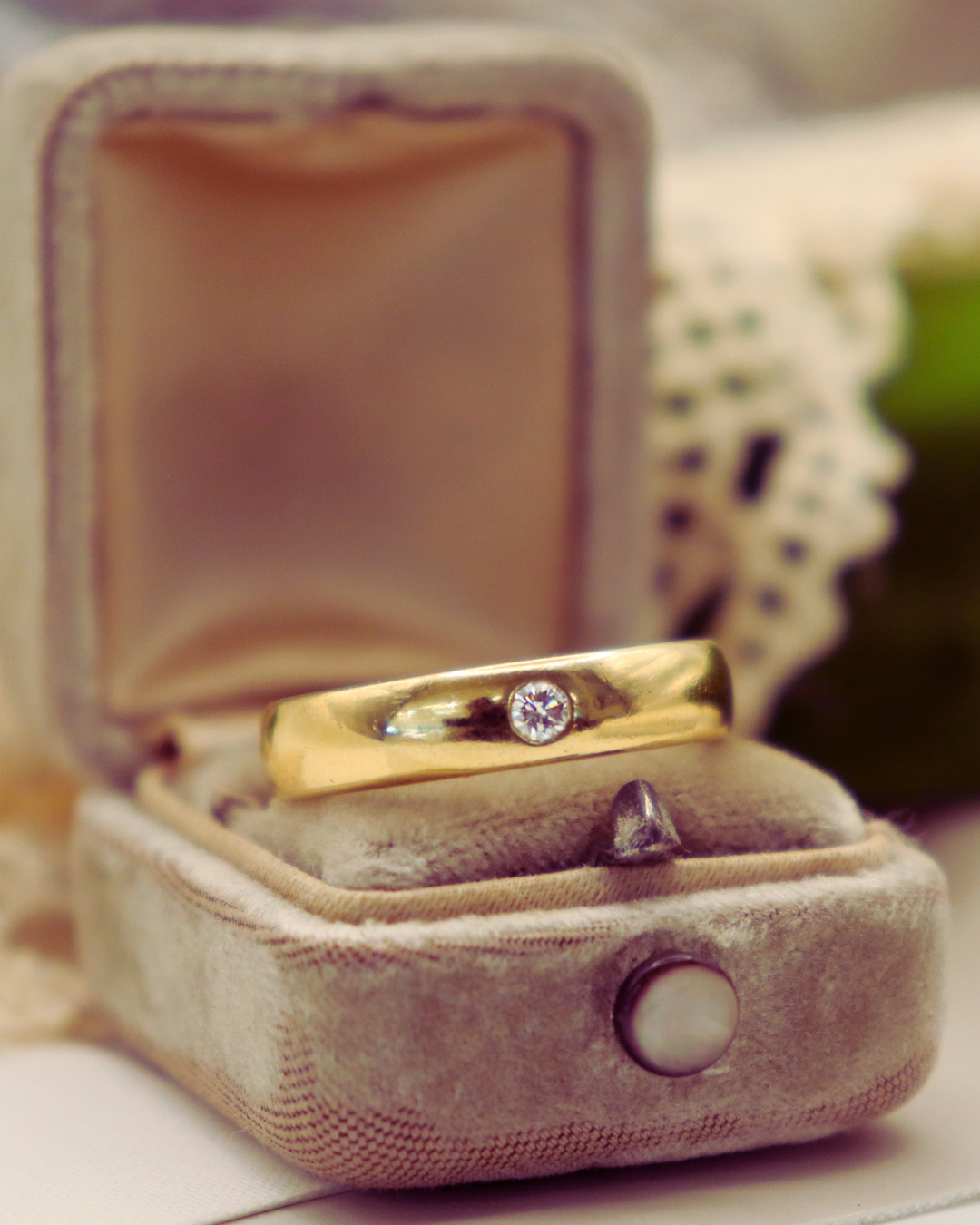 Pre-loved 18k Yellow Gold Flush Set .10ct Round Diamond Mens Band Made in England 