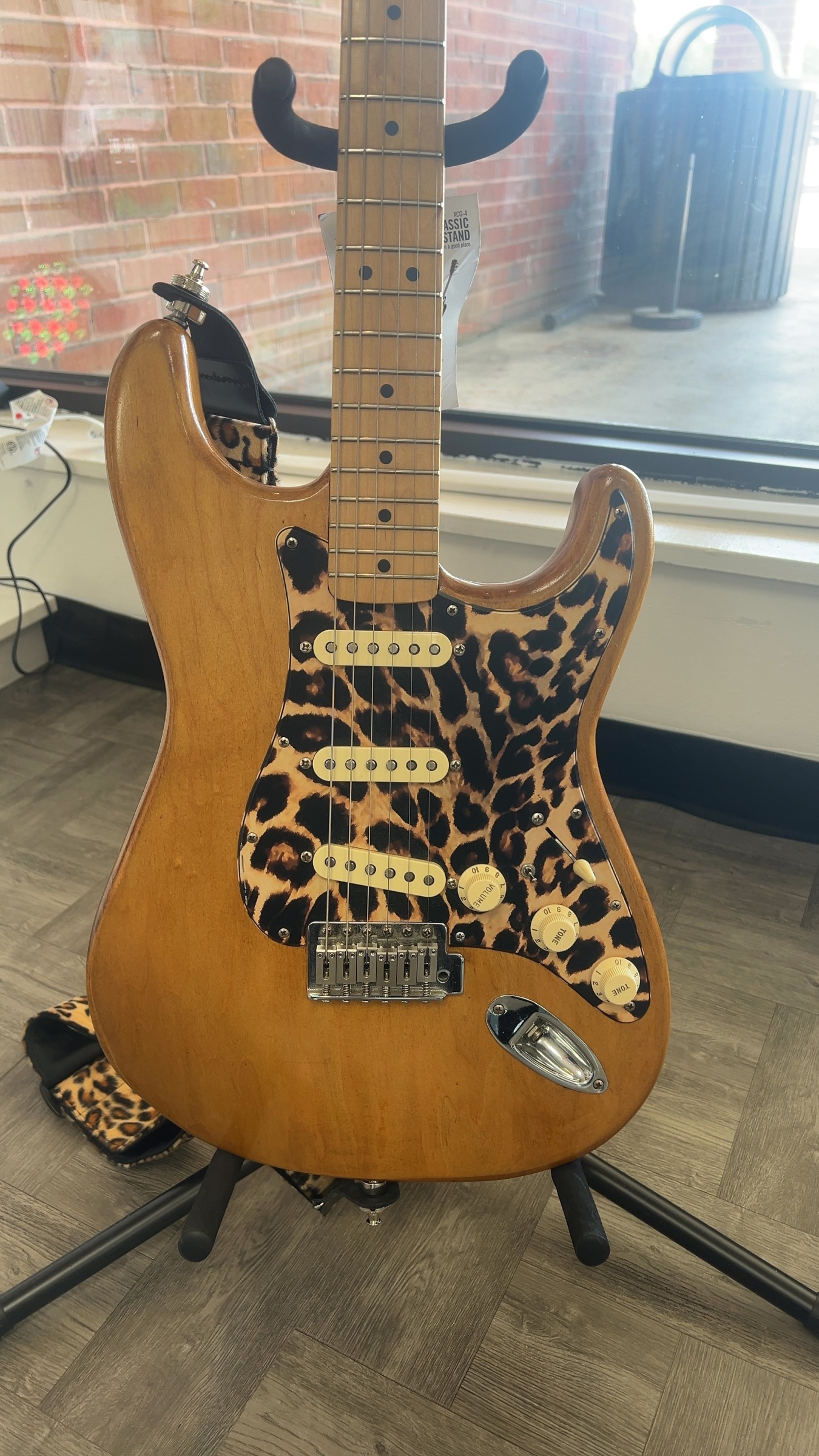 USED Fender MIM w/Gig Bag, Skunk Baxter switch middle pickup, Schaller strap locks																																																																																																																																	