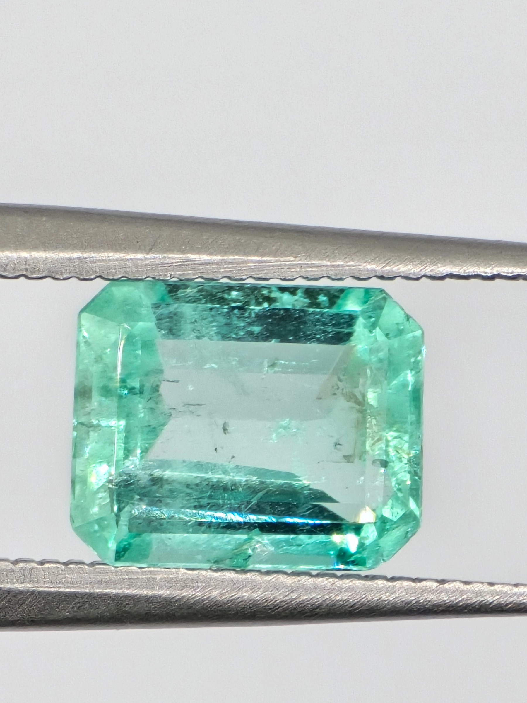 1.99CT EMERALD WITH NATURAL CHIP 9.30 x 9.40 x 5.25mm