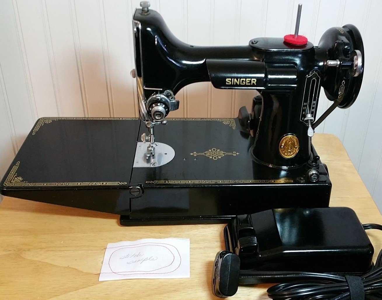 Singer Featherweight 221 Serial # AH 989012