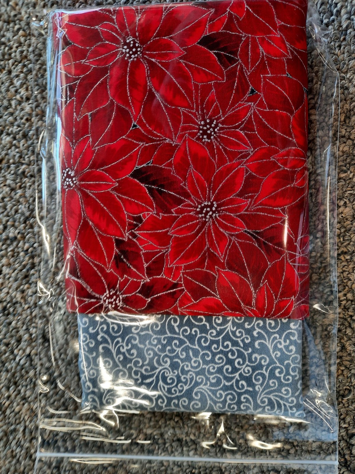 Holiday 10 min table runner Silver/Poinsetta