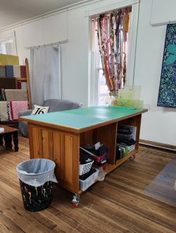 a central Iowa quilt shop and retreat centers, Conrad, Iowa, quilt shop, products for quilters