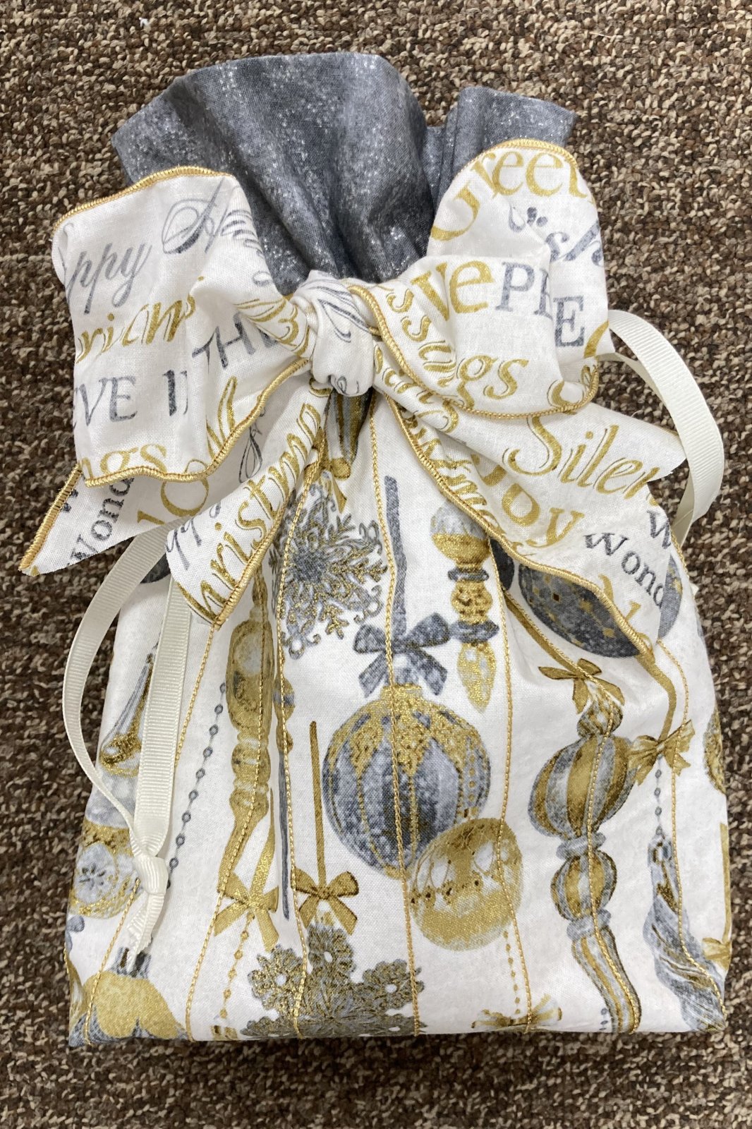 Holiday Gift Bag with Wired RibbonElegant Kit