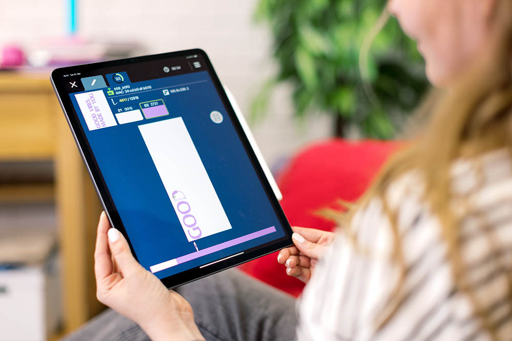 Designing embroidery motifs with the StitchDirect app