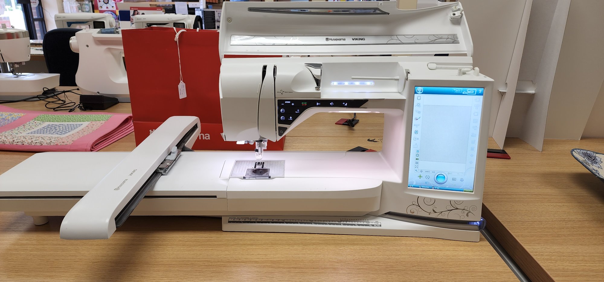 PreOwned Husqvarna Viking Designer Diamond deLuxe
