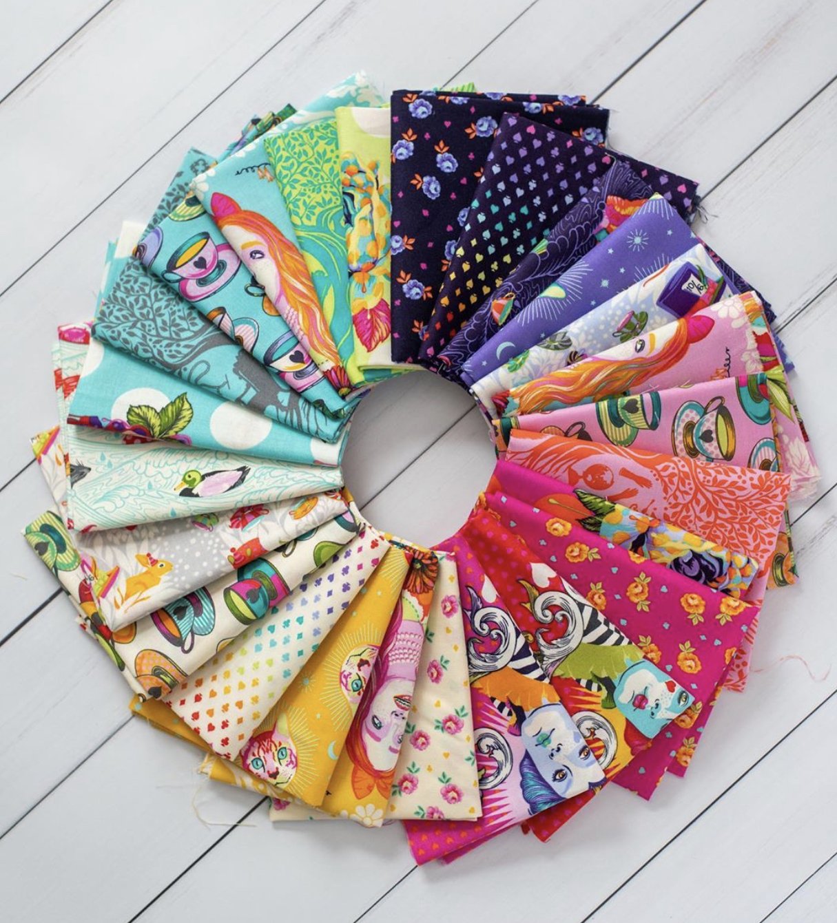Curiouser Curiouser Fat Quarter Bundle 25 Pcs 656289