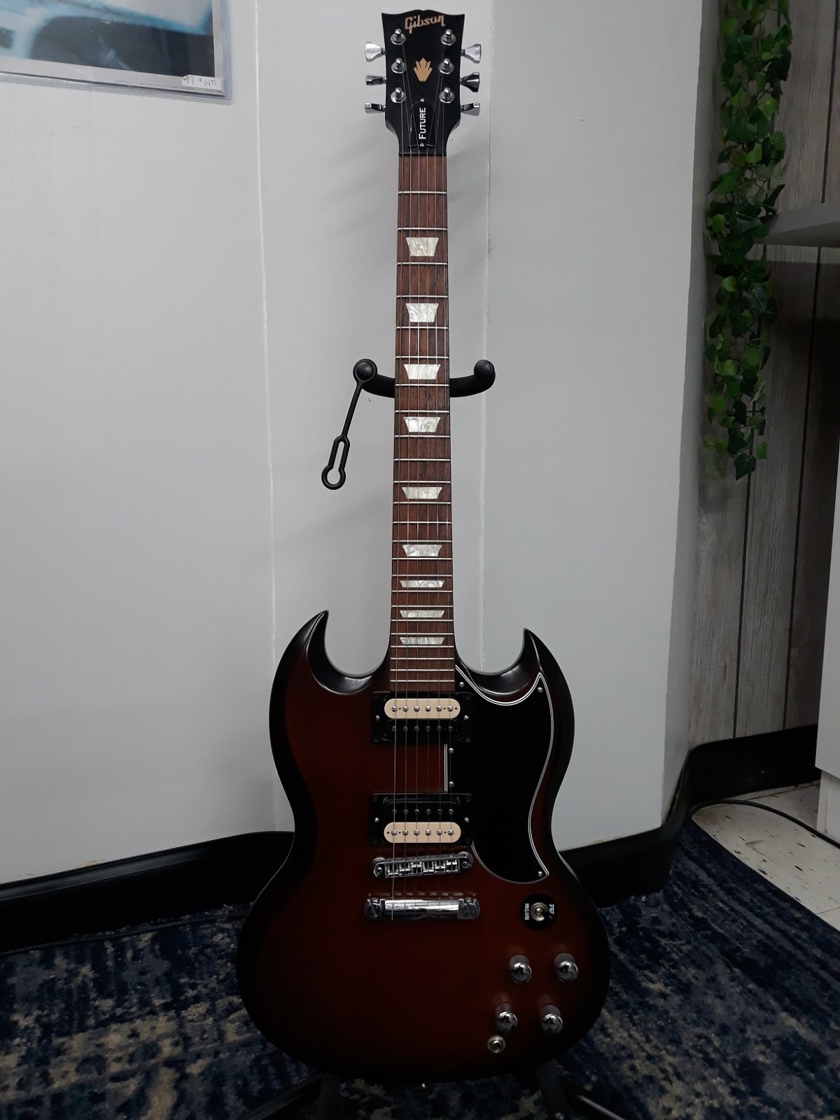 Gibson SG Future 2013 w/ case - Consignment
