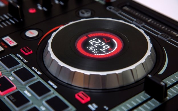 Numark Mixtrack Platinum DJ Controller With Jog Wheel Display