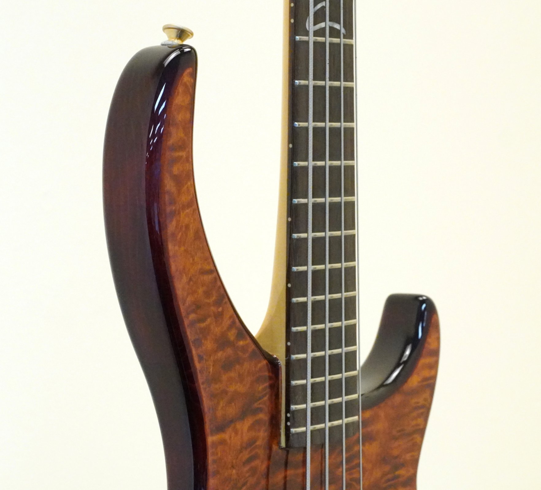 Peavey Cirrus BXP 4-String Bass Guitar Bubinga Quilted Tiger Eye