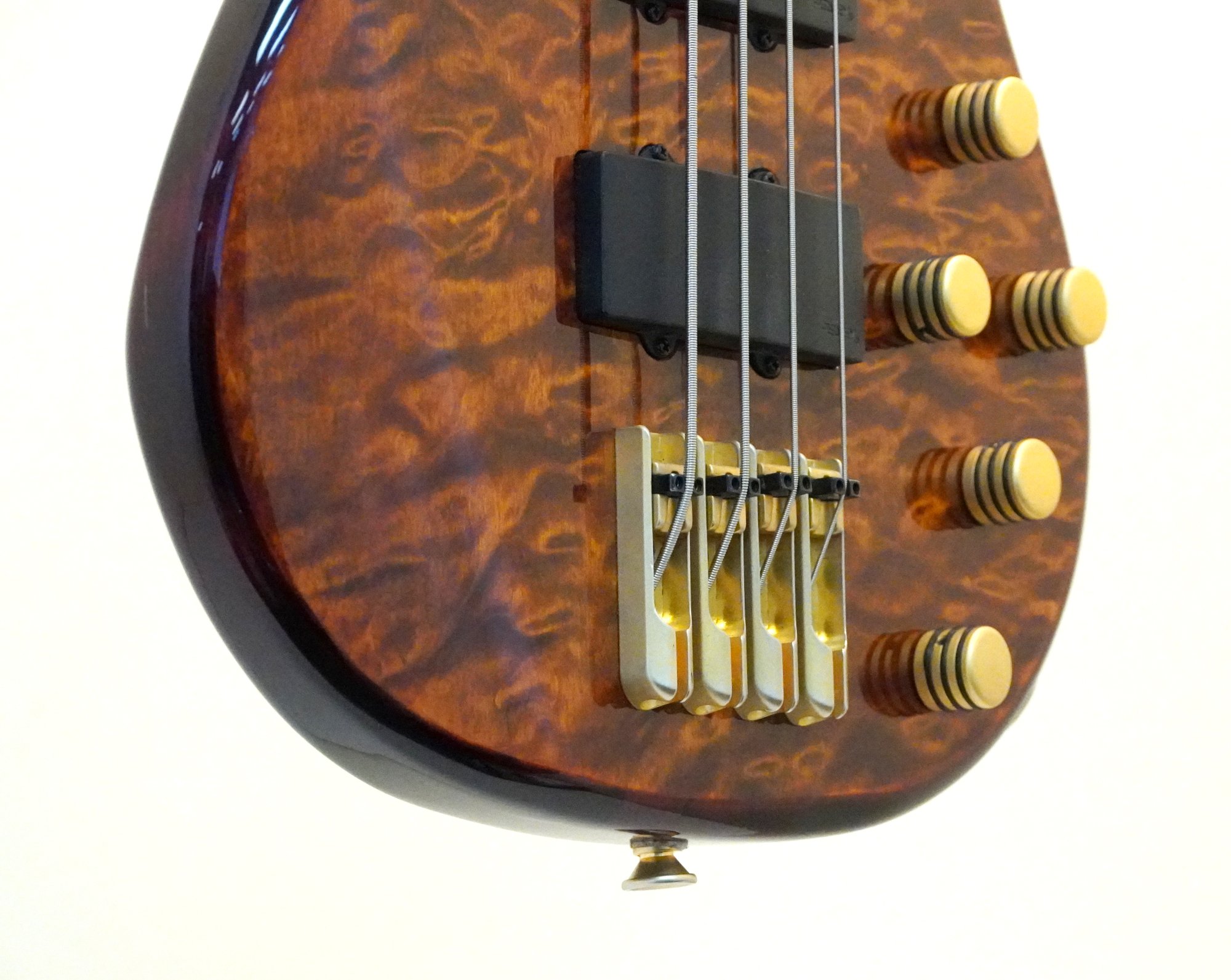 Peavey Cirrus BXP 4-String Bass Guitar Bubinga Quilted Tiger Eye