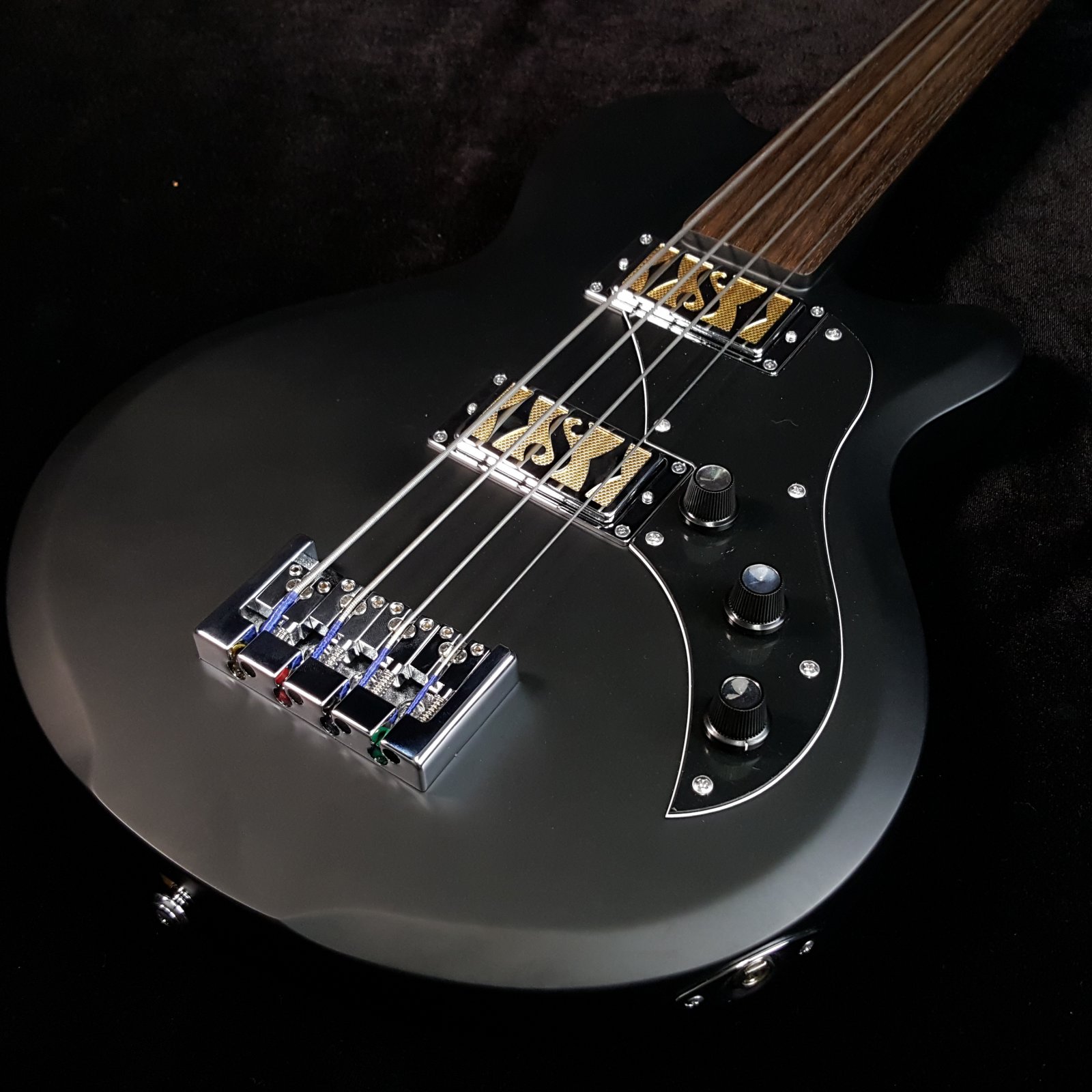 Supro Huntington II Short Scale Fretless BassMatte Black 181118091347